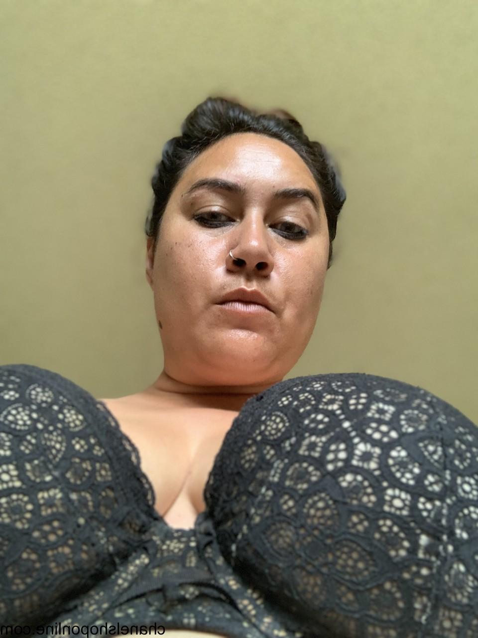 15P Madura enojada posa en sujetador y muestra su sexy escote