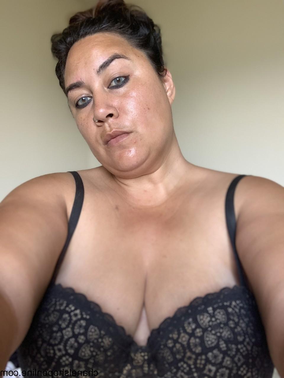15P Madura enojada posa en sujetador y muestra su sexy escote