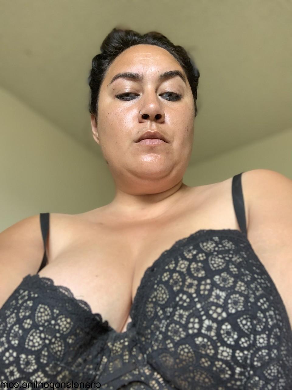 15P Madura enojada posa en sujetador y muestra su sexy escote