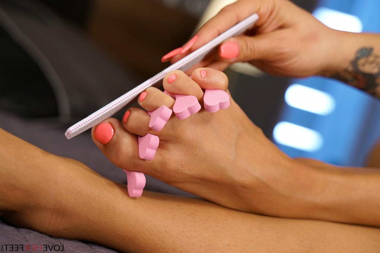20P A morena peituda Chloe Lamour tem seus dedos doces lambidos e gozados
