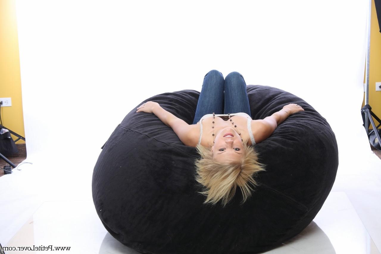 16P Modèles amateurs blondes non nues sur un fauteuil poire en jeans bleus