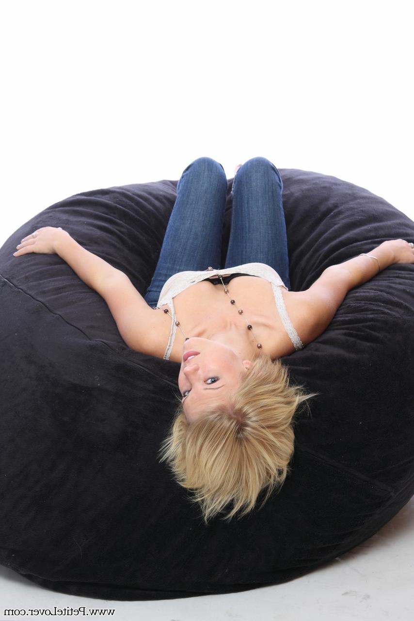 16P Modèles amateurs blondes non nues sur un fauteuil poire en jeans bleus