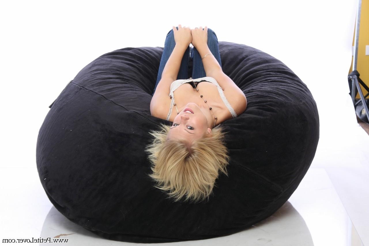16P Modèles amateurs blondes non nues sur un fauteuil poire en jeans bleus