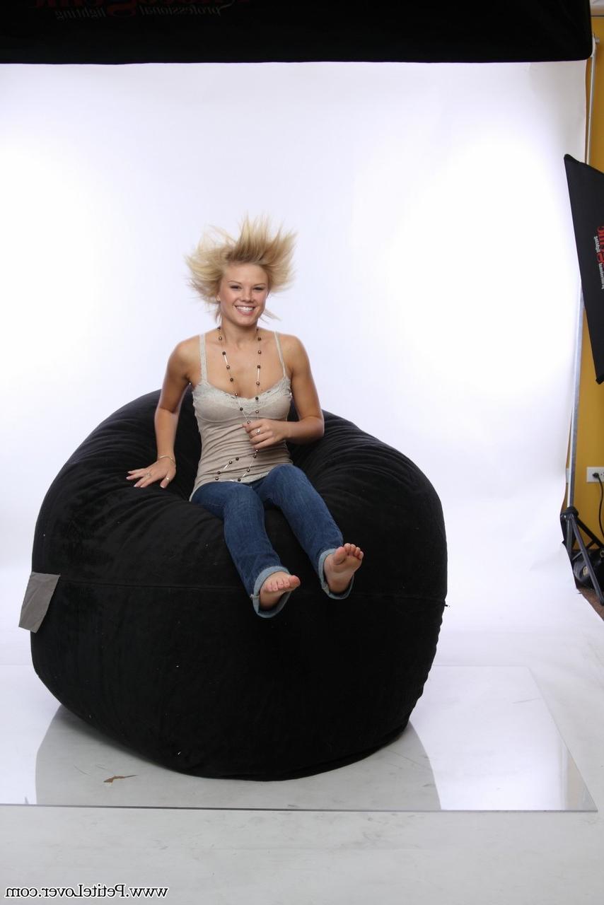 16P Modèles amateurs blondes non nues sur un fauteuil poire en jeans bleus
