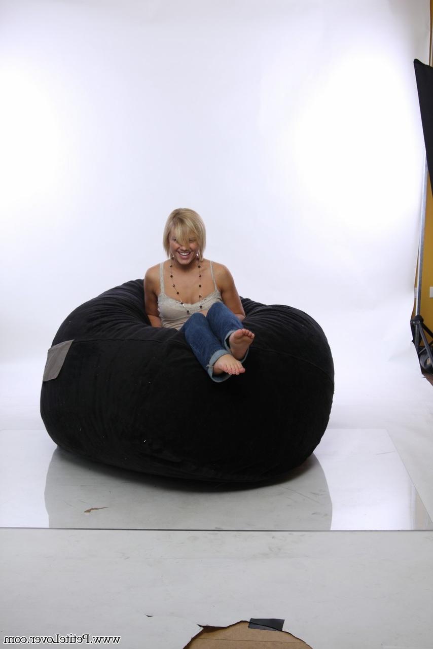 16P Modèles amateurs blondes non nues sur un fauteuil poire en jeans bleus