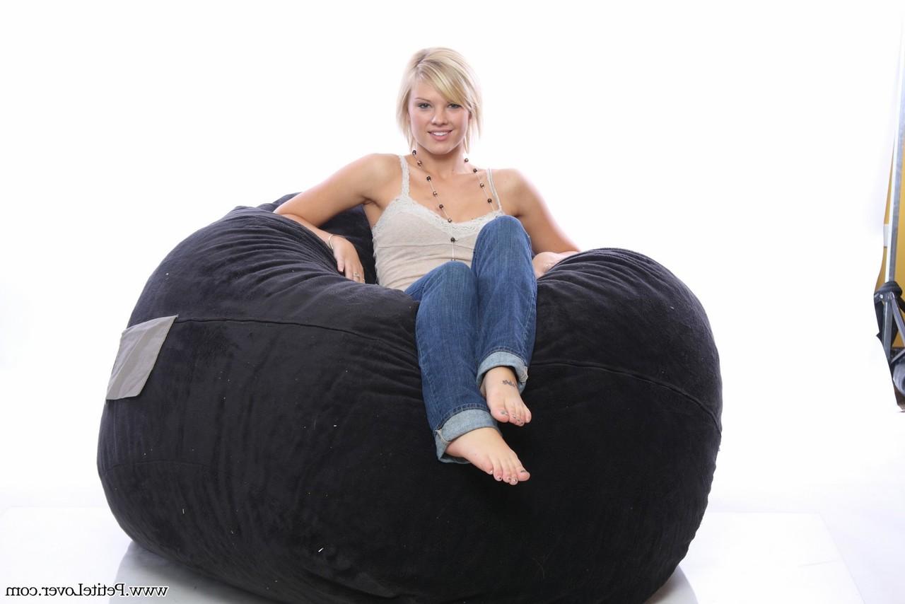 16P Modèles amateurs blondes non nues sur un fauteuil poire en jeans bleus