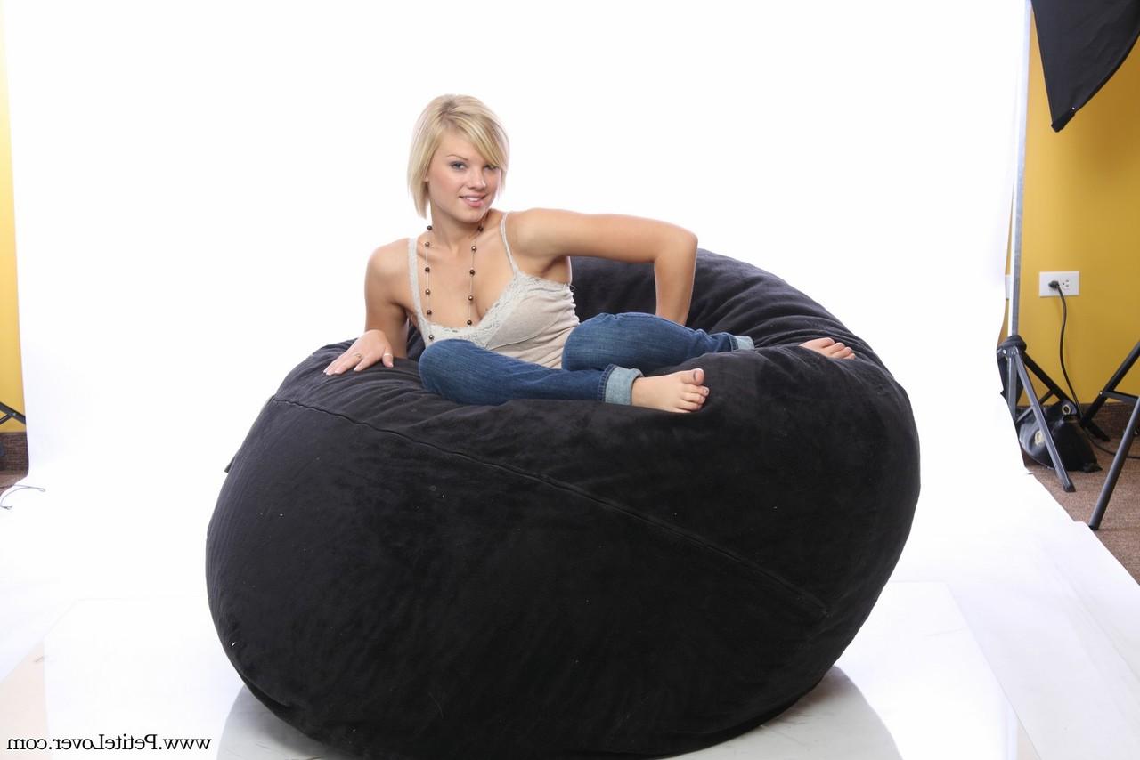 16P Modèles amateurs blondes non nues sur un fauteuil poire en jeans bleus