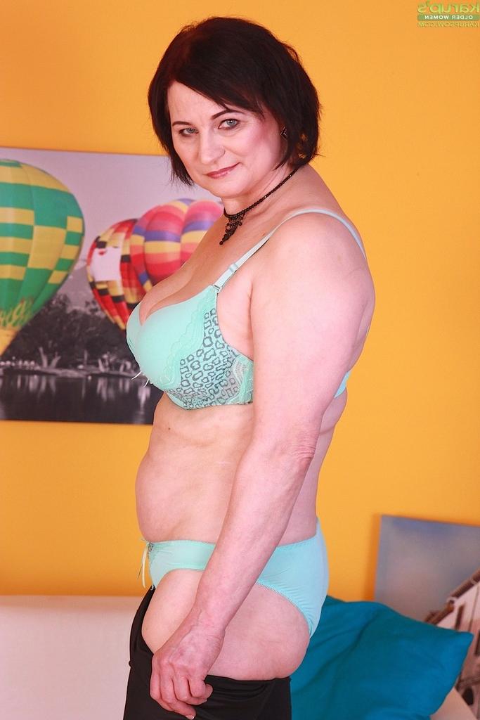 16P Diana, une femme mûre, enlève son pantalon et sa lingerie en spandex avant de se masturber.