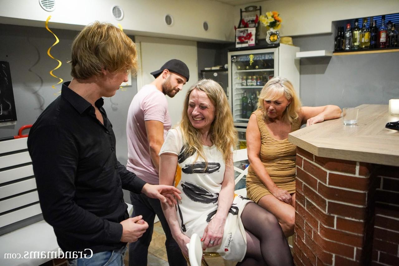 20P Vovós insaciáveis ​​Yvette e Koko Blonde soprando paus jovens em uma orgia
