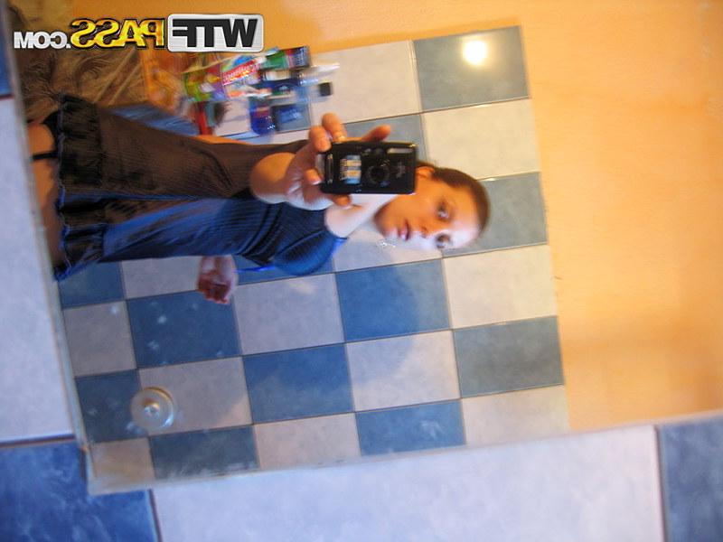 16P Lory, rousse, montre ses seins naturels tout en prenant des selfies dans un miroir.