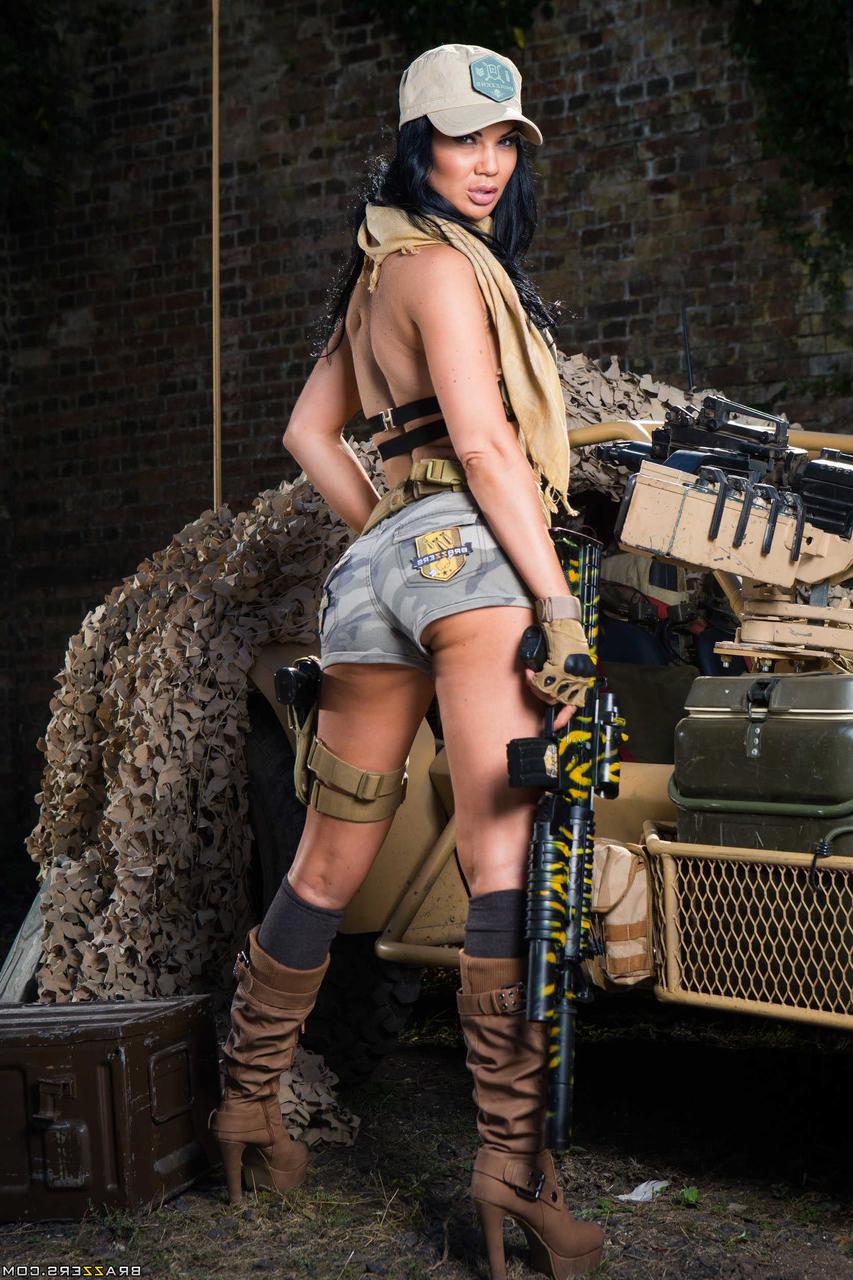 20P 英国軍人女性ジャスミン・ジェイが巨乳と大きなお尻を誇示する