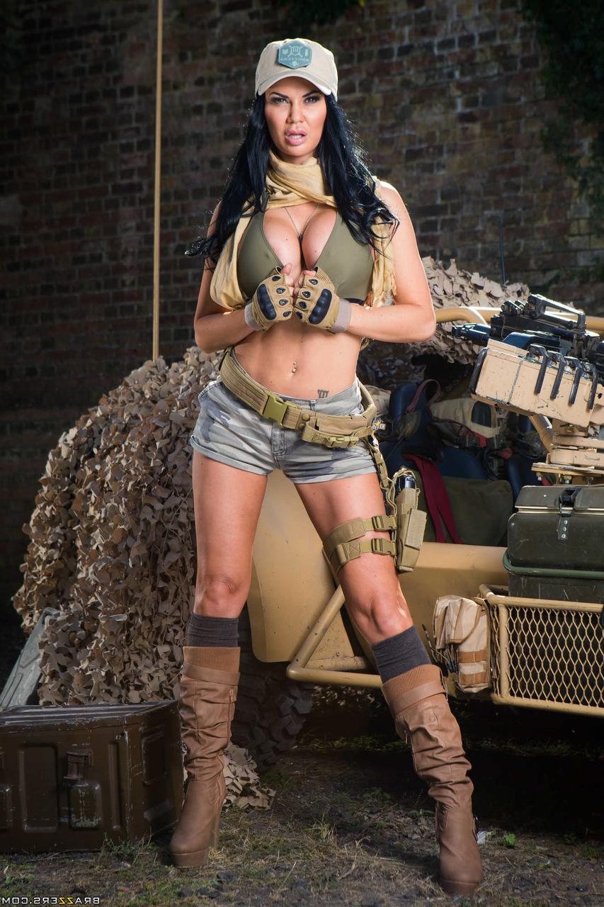 20P 英国軍人女性ジャスミン・ジェイが巨乳と大きなお尻を誇示する