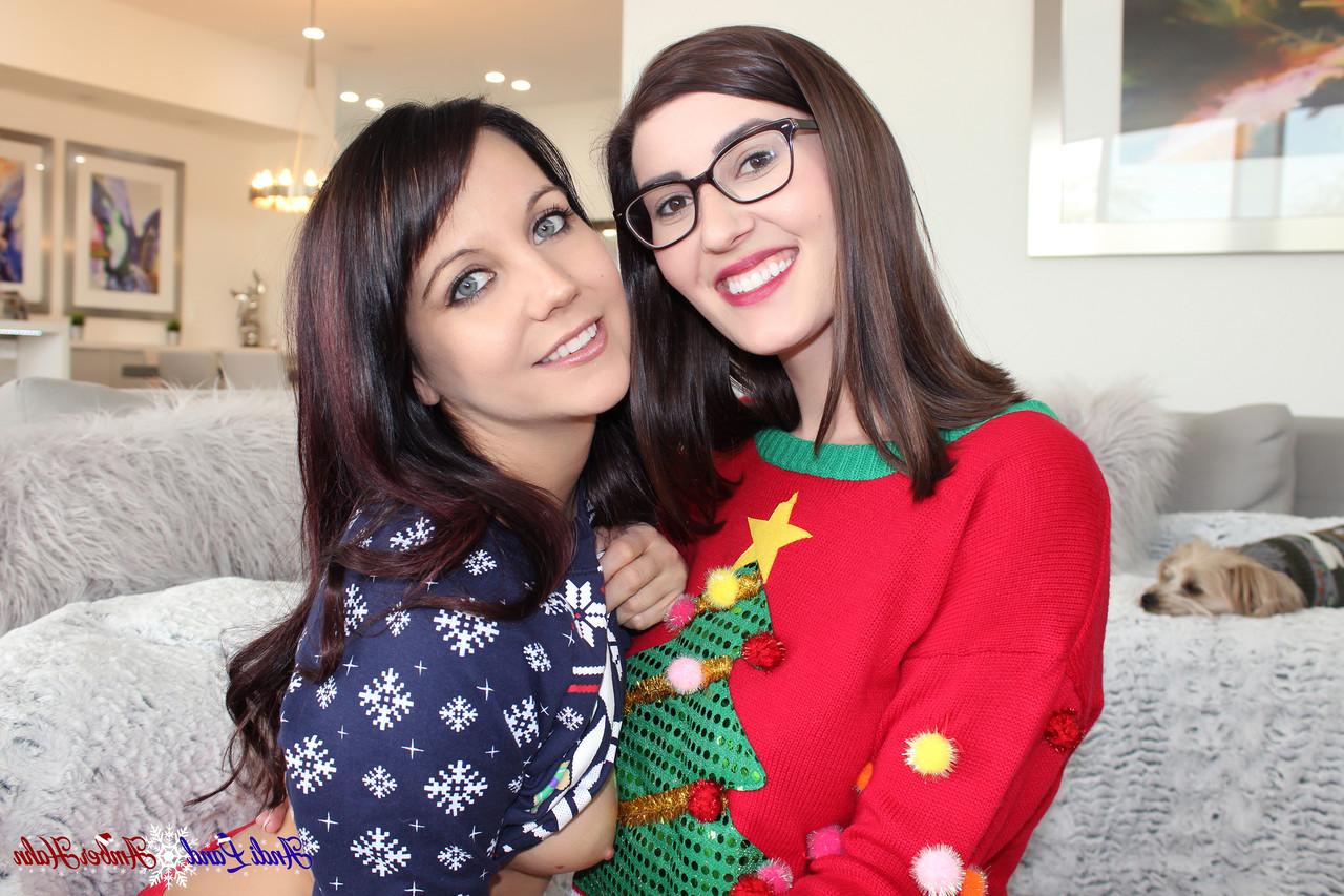 15P La jeune Andi Land et sa petite amie lesbienne s'exposent à Noël.