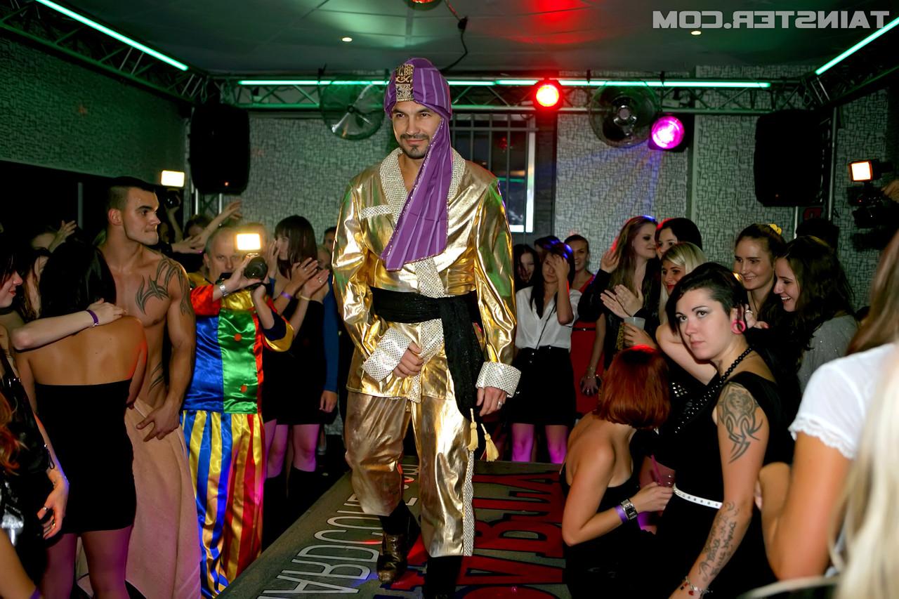 15P Chicas fiesteras se sueltan y se follan a strippers masculinos en el escenario de un club