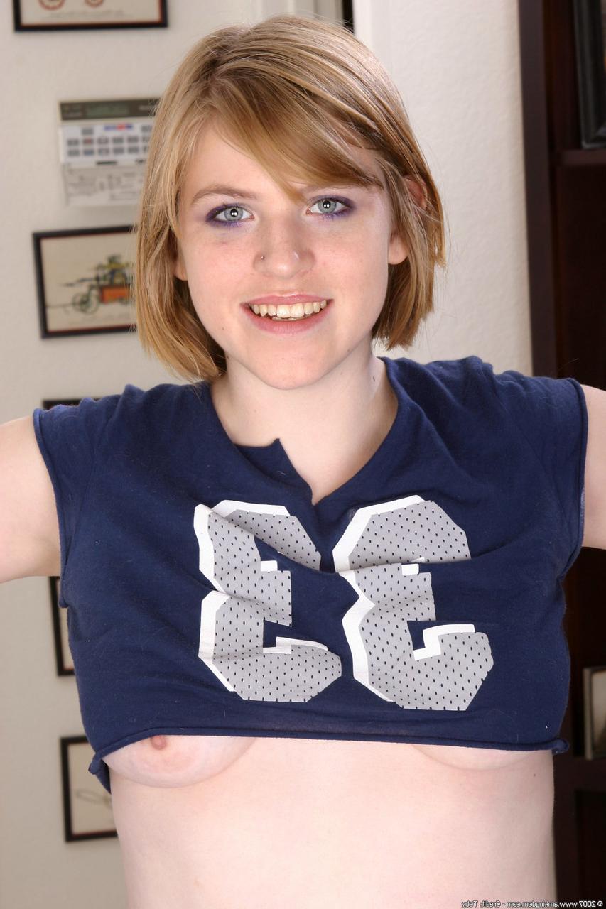 20P Die blonde Cheerleaderin Elizabeth zeigt ihre Titten und spreizt ihre rasierte Muschi