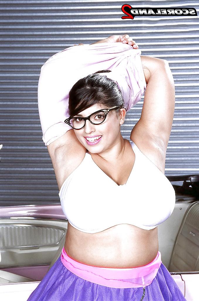 16P Die europäische BBW Kerry Marie mit Brille entblößt riesige MILF-Titten im Büro