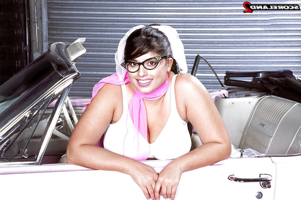 16P Die europäische BBW Kerry Marie mit Brille entblößt riesige MILF-Titten im Büro