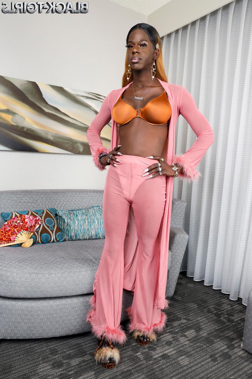 16P Travesti de ébano com tesão Cassandra Grande mostra sua bunda grande e pau em um solo
