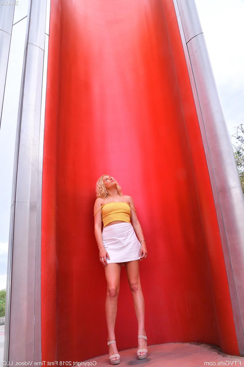 20P La amateur Sophia expone sus hermosas tetas y muestra su coño al aire libre