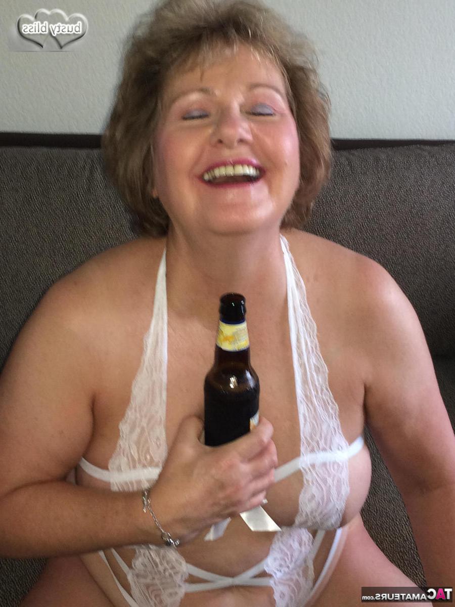 20P A amadora mais velha Busty Bliss bebe uma cerveja enquanto usa lingerie reveladora