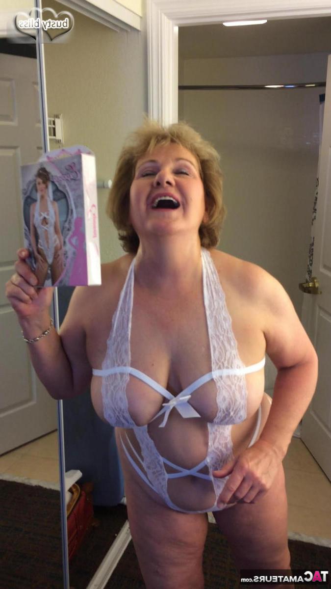 20P A amadora mais velha Busty Bliss bebe uma cerveja enquanto usa lingerie reveladora