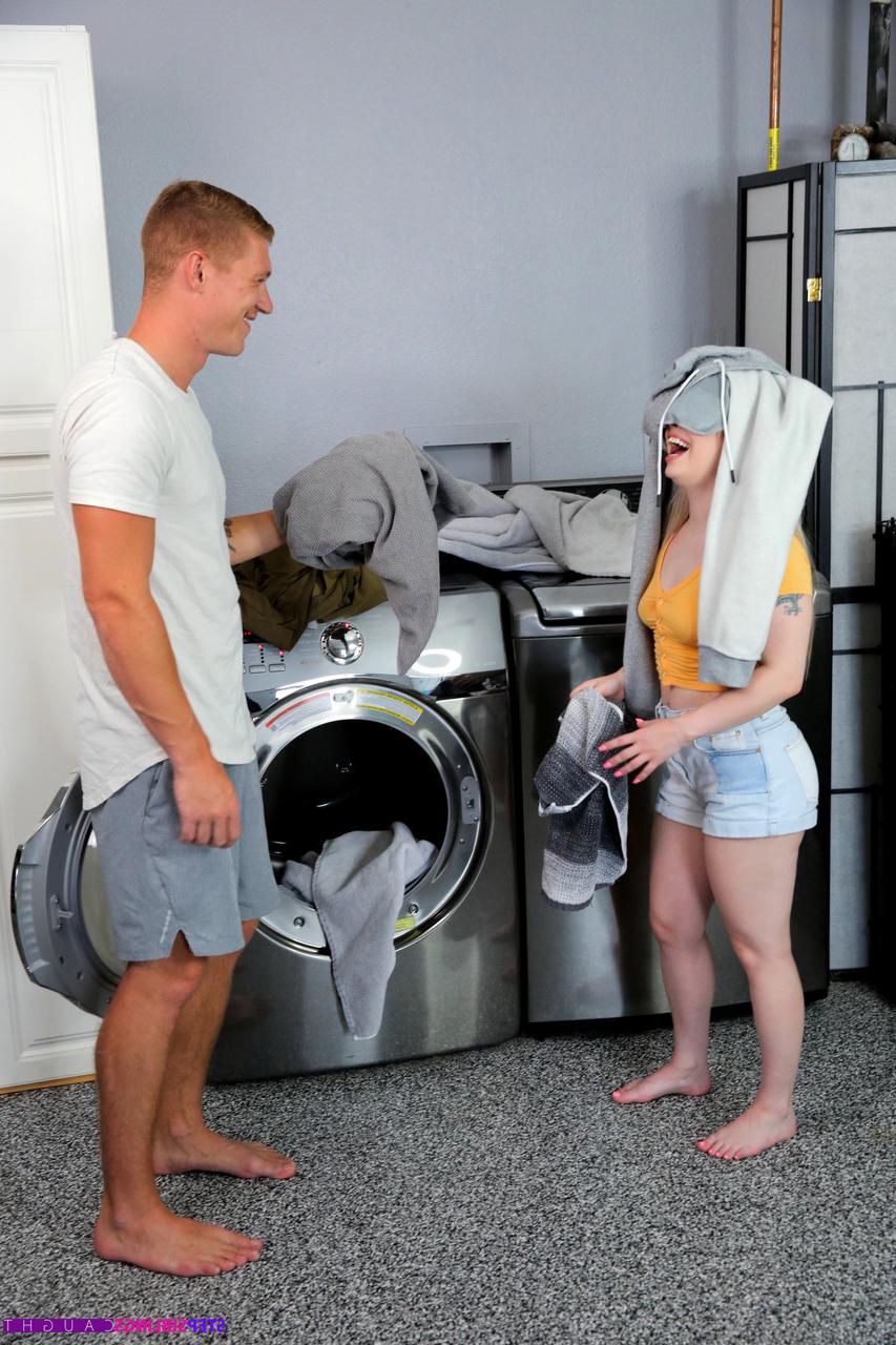 20P A adolescente totalmente natural Haley Spades é fodida e gozada pelo meio-irmão