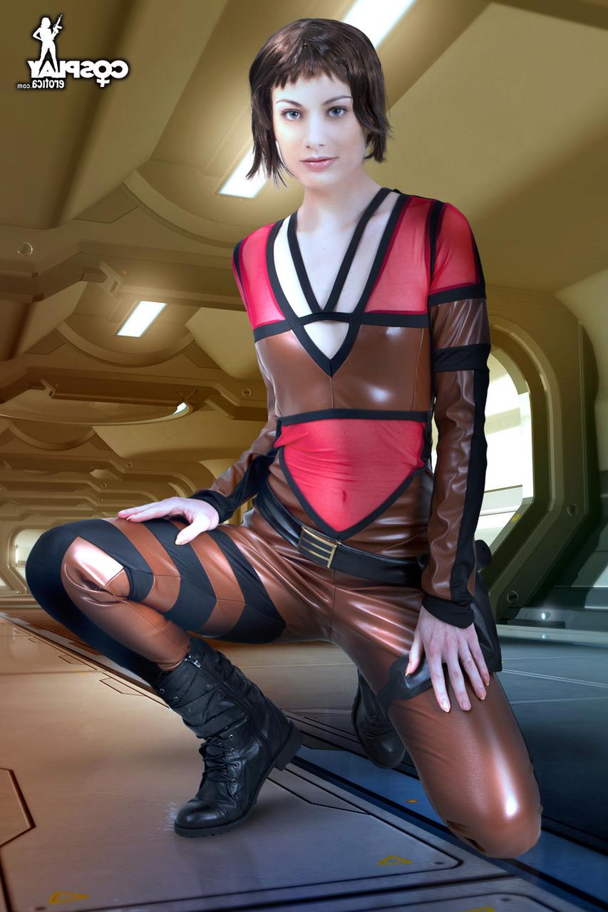 12P Chica guapa deja su coño en la pista de aterrizaje libre de ropa de cosplay