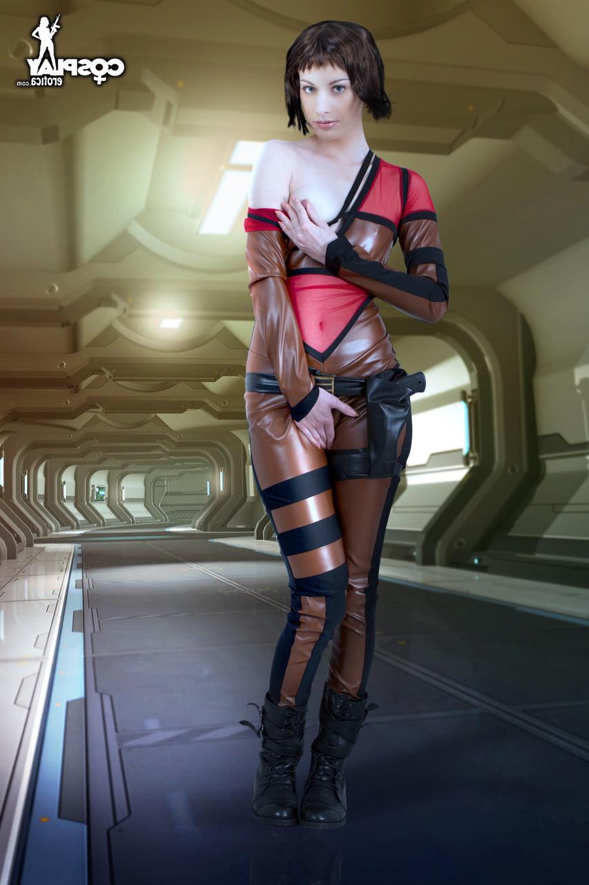 12P Chica guapa deja su coño en la pista de aterrizaje libre de ropa de cosplay