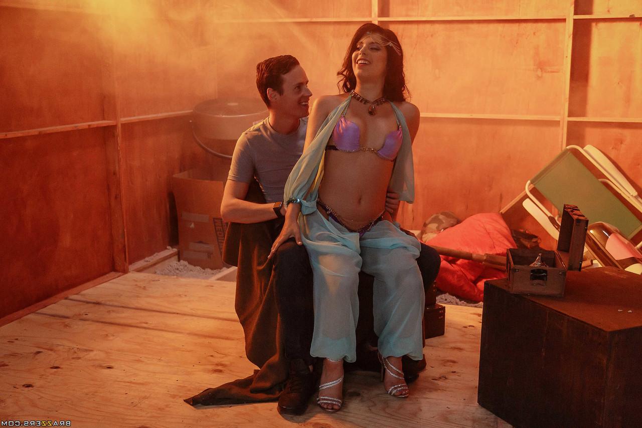 20P A gênia sexy Gina Valentina abre as pernas e é fodida profundamente
