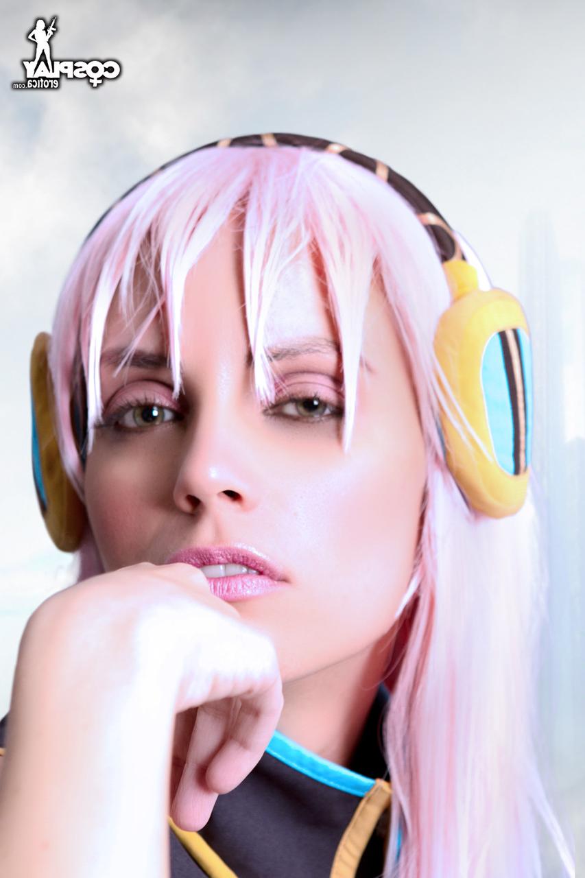 12P Schöne Cosplayerin enthüllt beim Solospiel ihre festen Brüste