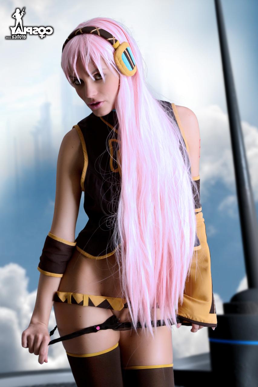 12P Schöne Cosplayerin enthüllt beim Solospiel ihre festen Brüste