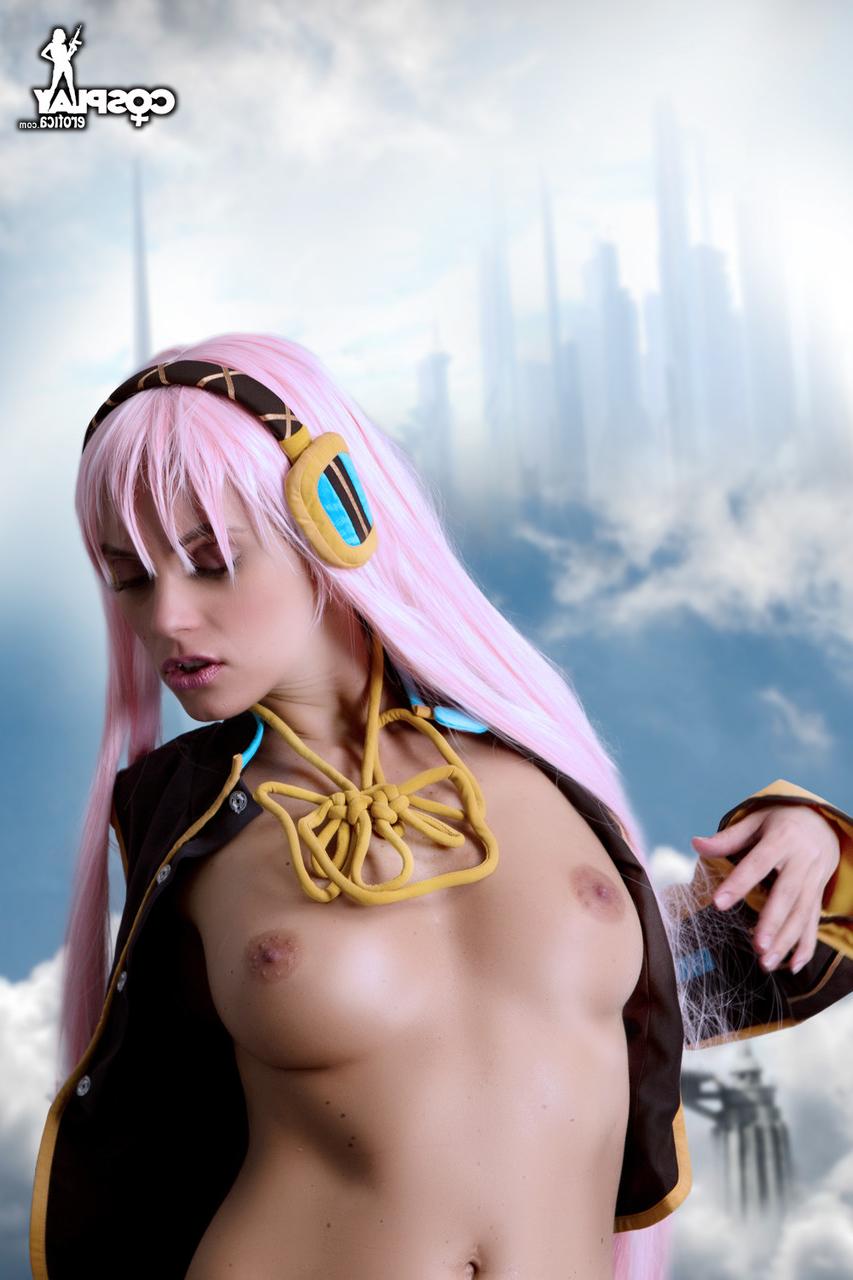 12P Schöne Cosplayerin enthüllt beim Solospiel ihre festen Brüste