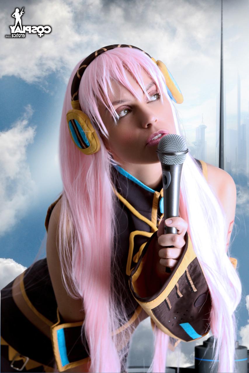 12P Schöne Cosplayerin enthüllt beim Solospiel ihre festen Brüste