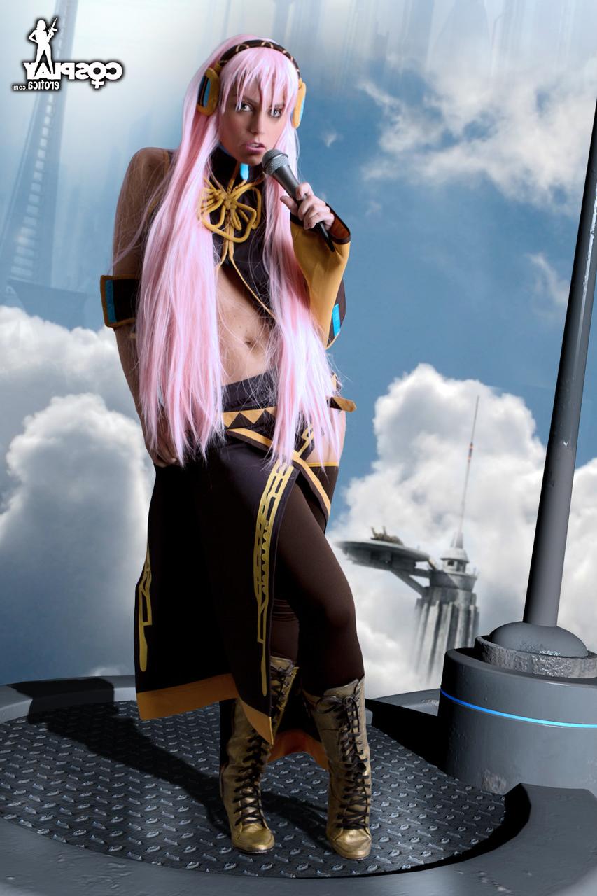 12P Schöne Cosplayerin enthüllt beim Solospiel ihre festen Brüste