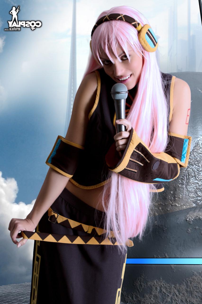 12P Schöne Cosplayerin enthüllt beim Solospiel ihre festen Brüste