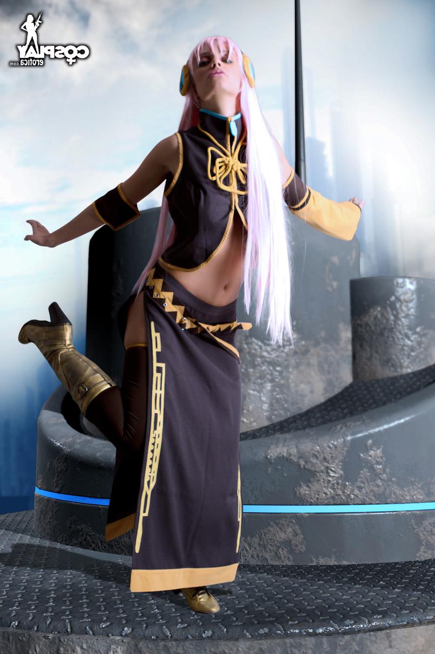 12P Schöne Cosplayerin enthüllt beim Solospiel ihre festen Brüste