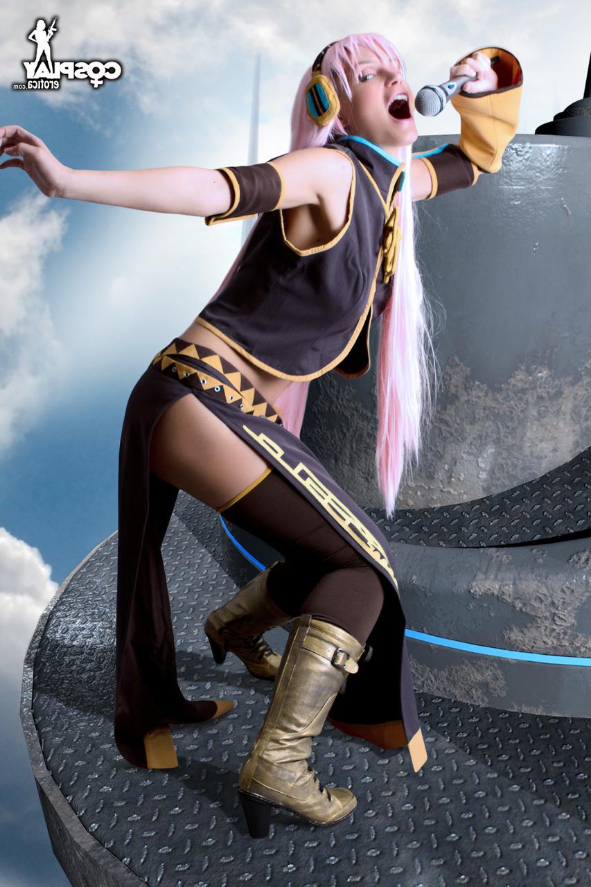 12P Schöne Cosplayerin enthüllt beim Solospiel ihre festen Brüste