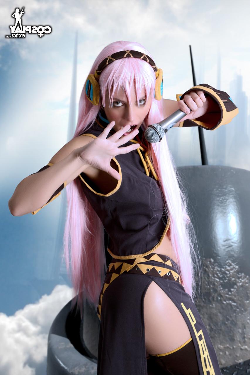 12P Schöne Cosplayerin enthüllt beim Solospiel ihre festen Brüste