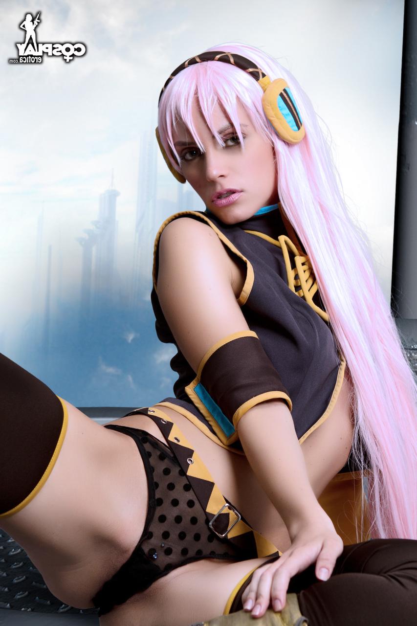 12P Schöne Cosplayerin enthüllt beim Solospiel ihre festen Brüste