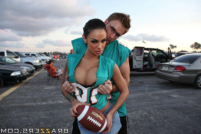 15P La plantureuse Angelina Valentine fait un footjob et se fait défoncer en hardcore.