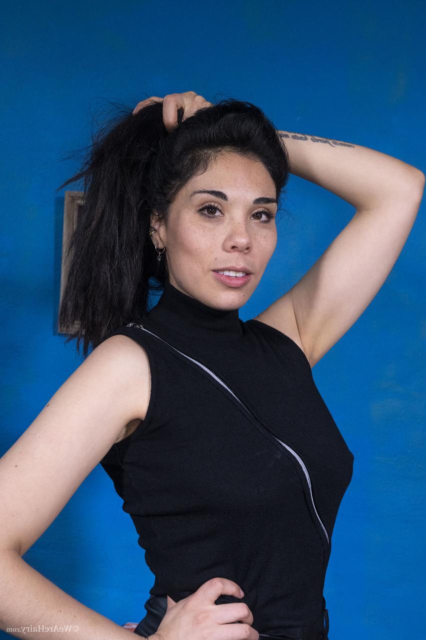 20P Die sexy Brünette Mia Valentina zieht sich nackt aus und zeigt ihre haarige Muschi aus nächster Nähe