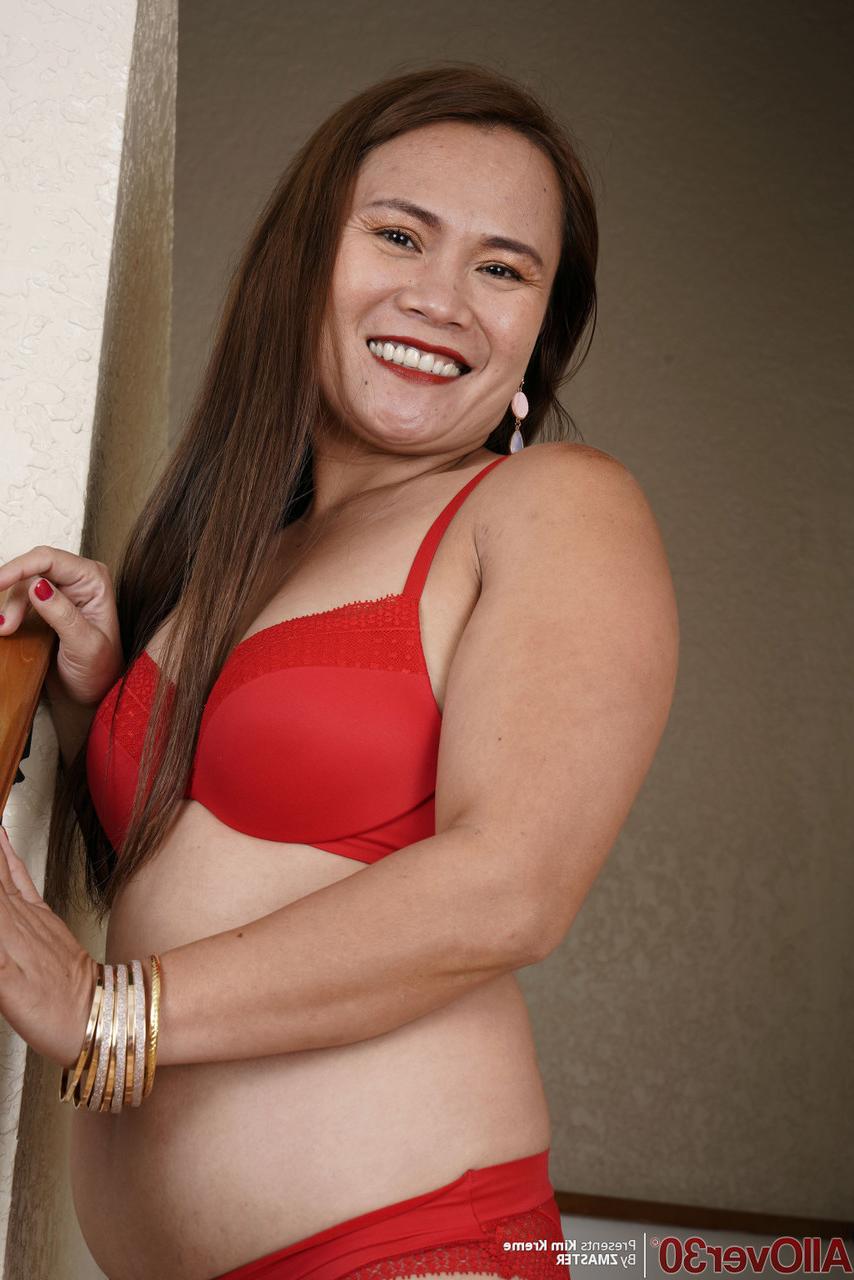 15P Mujer asiática de más de 30 años se desnuda en las escaleras antes de acariciarse la vagina