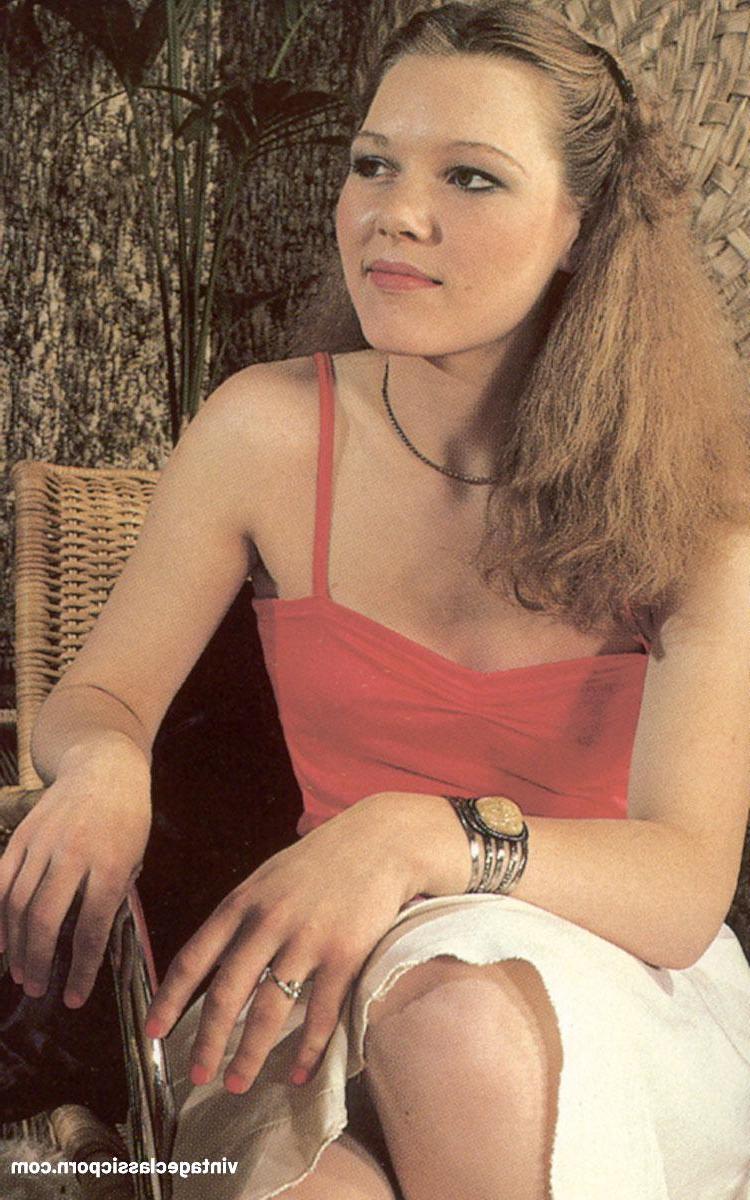 20P Adolescente vintage e sua madrasta tiram a roupa e compartilham um pau gostoso juntas