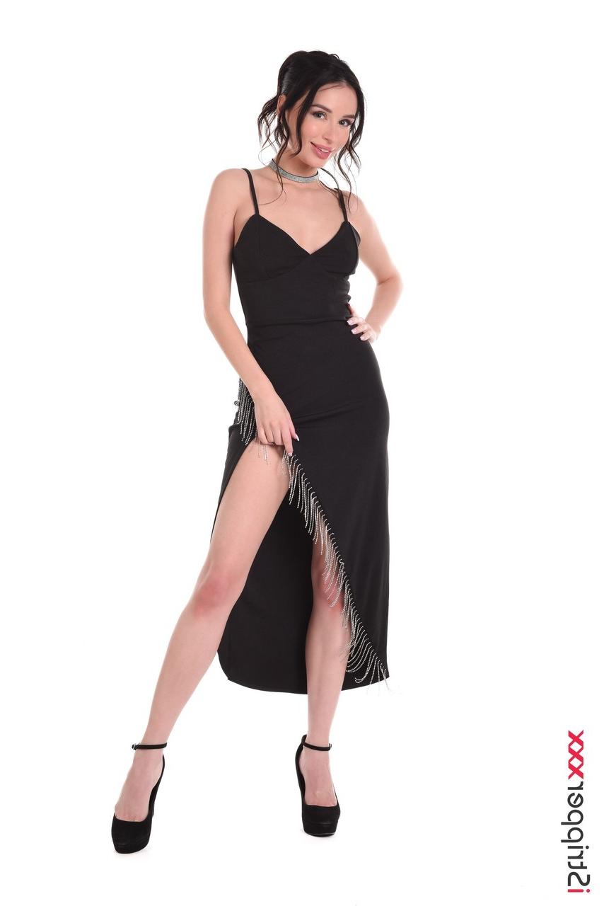 15P La magnifique Milena Ray se masturbe avec quelques jouets sexuels en talons hauts.