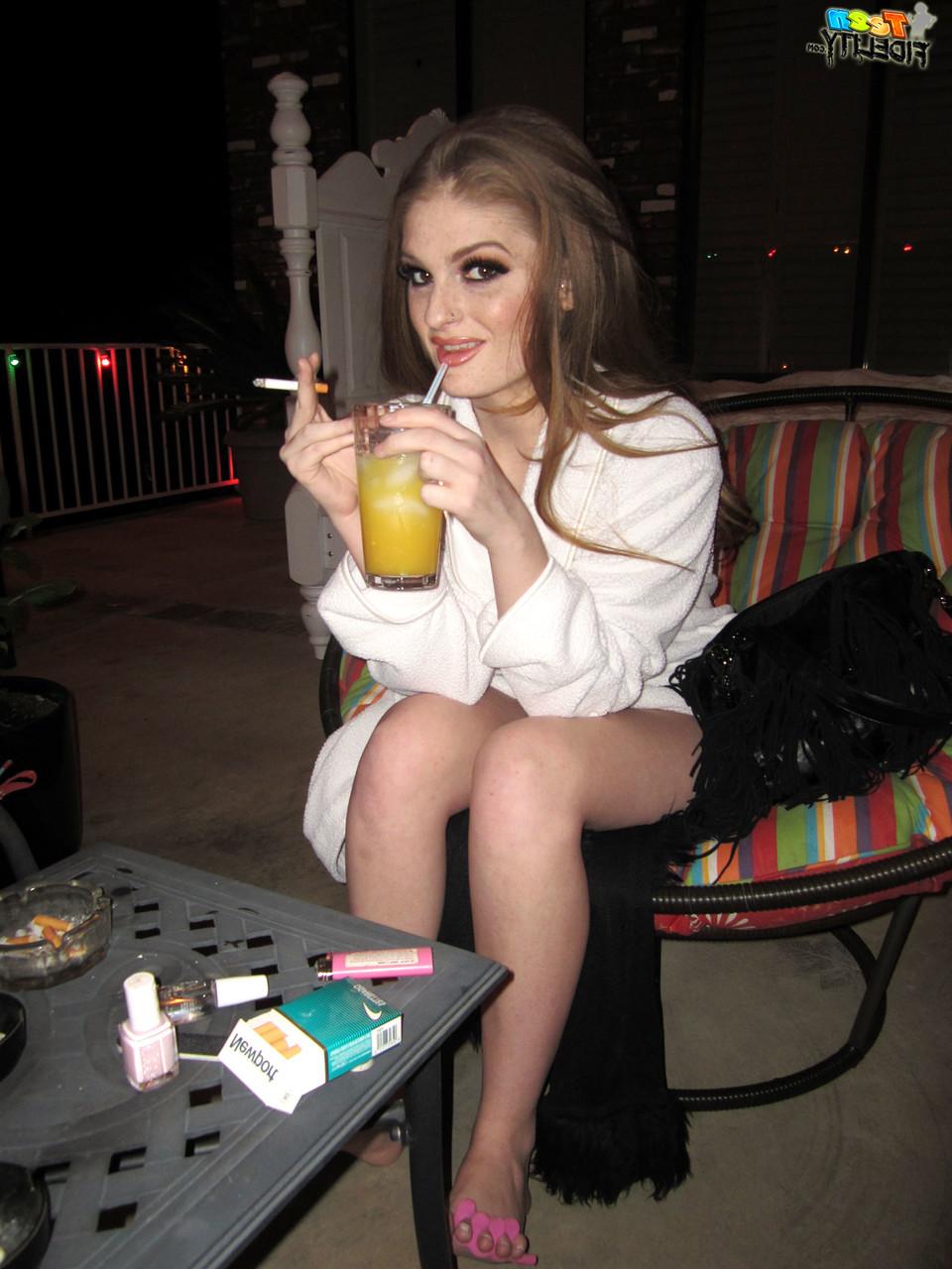 17P La jeune blanche Faye Reagan essaie de la lingerie en attendant Ryan Madison.