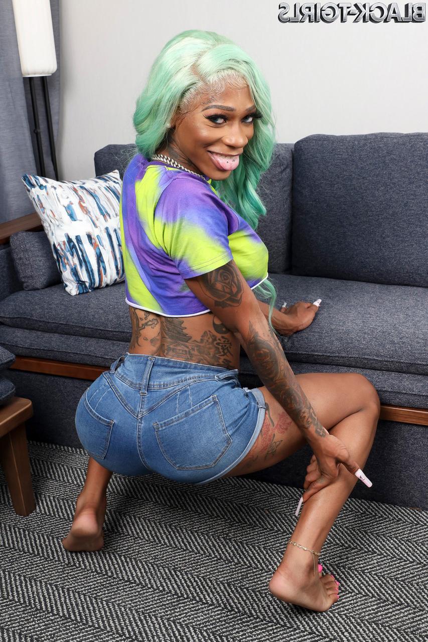 16P Travesti de ébano de cabelos verdes Kandi Sweetz mostra sua bunda cheia de bolhas e pau grande