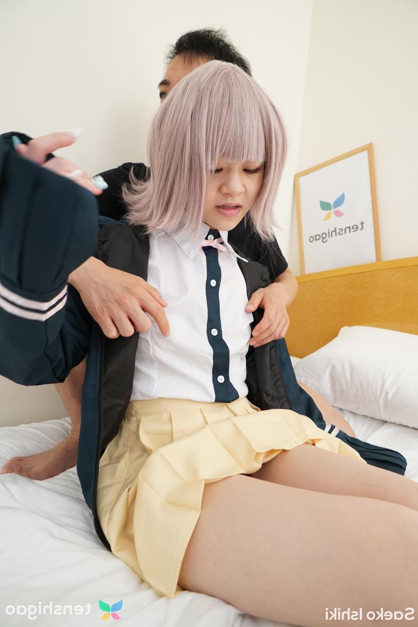 20P A adolescente japonesa Saeko Ishiki revela sua buceta e é brincada, fodida e enlouquecida