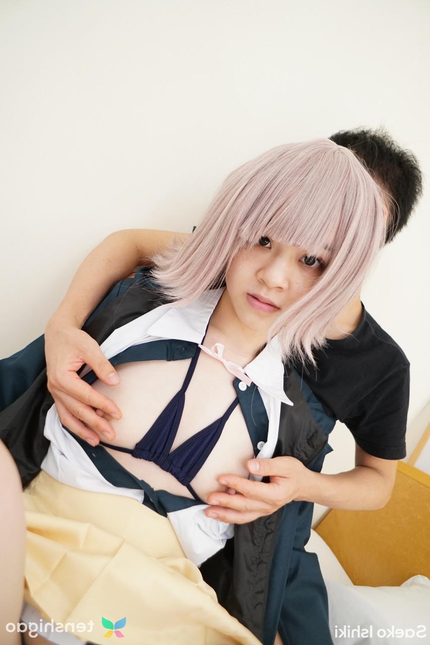 20P A adolescente japonesa Saeko Ishiki revela sua buceta e é brincada, fodida e enlouquecida