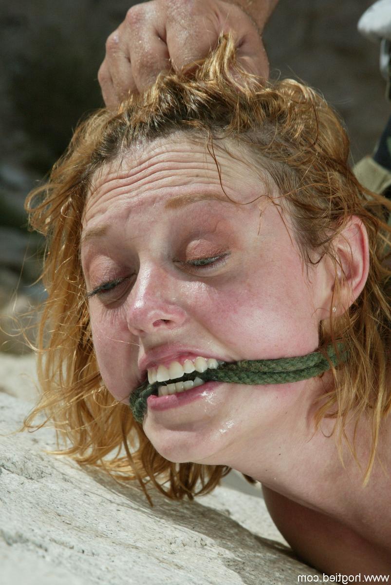 20P 裸の熟女ディー・ウィリアムズが屋外BDSMシーンで体罰を受ける