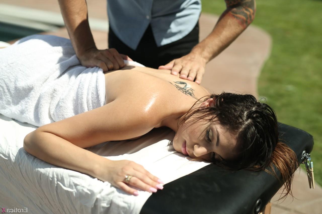 20P Judy Jolie se fait masser le corps nu puis prend une énorme bite